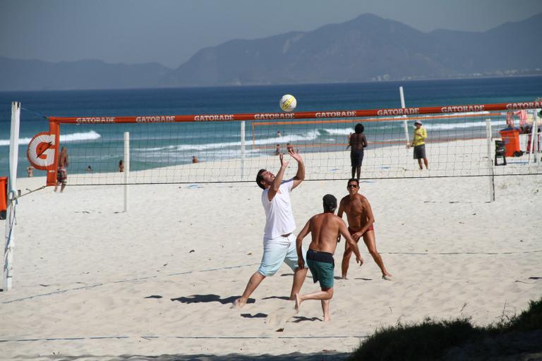 Thiago Lacerda anda de bike e joga vôlei no Rio de Janeiro