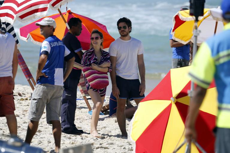 De biquíni, Bianca Bin grava cenas de Boogie Oogie na praia