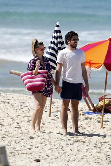 De biquíni, Bianca Bin grava cenas de Boogie Oogie na praia