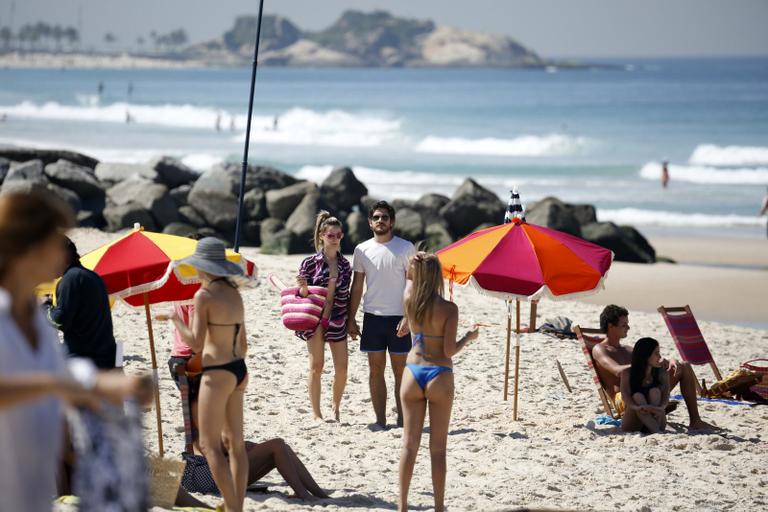 De biquíni, Bianca Bin grava cenas de Boogie Oogie na praia