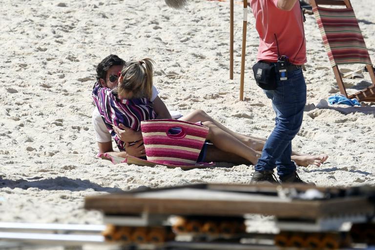 De biquíni, Bianca Bin grava cenas de Boogie Oogie na praia