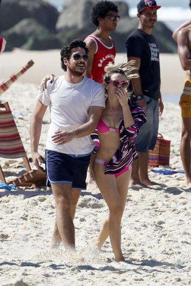 De biquíni, Bianca Bin grava cenas de Boogie Oogie na praia