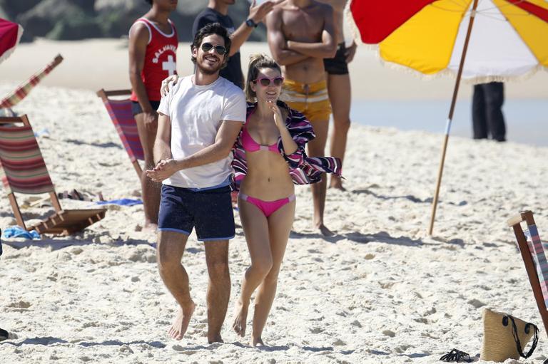 De biquíni, Bianca Bin grava cenas de Boogie Oogie na praia