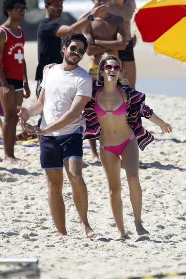 De biquíni, Bianca Bin grava cenas de Boogie Oogie na praia