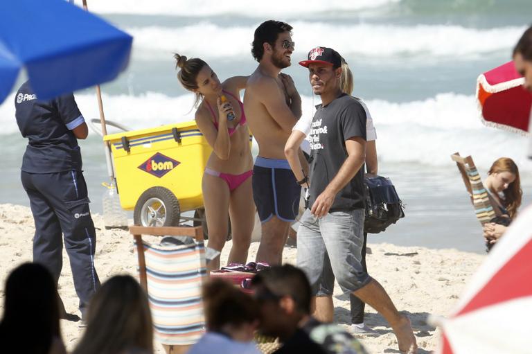 De biquíni, Bianca Bin grava cenas de Boogie Oogie na praia