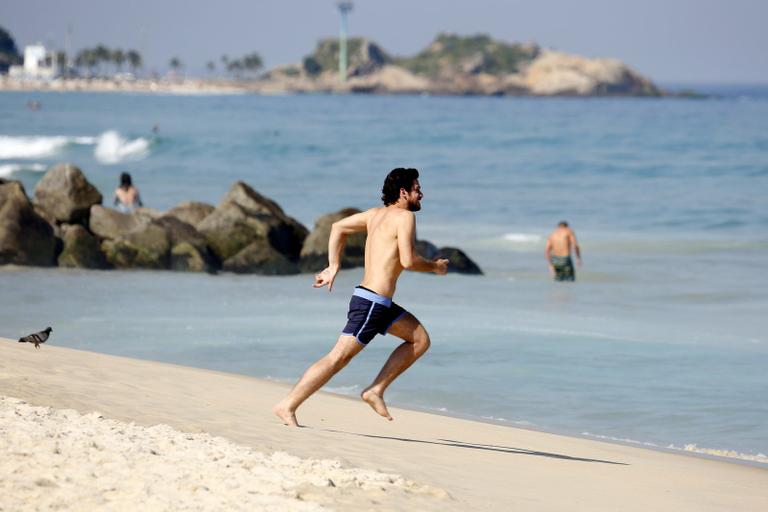 Após a gravação, Marco Pigossi tomou um banho de mar no Leblon