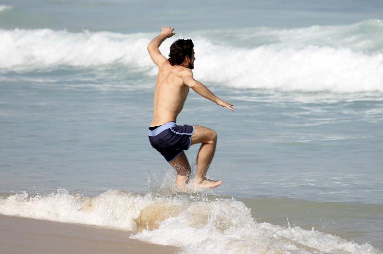 Após a gravação, Marco Pigossi tomou um banho de mar no Leblon