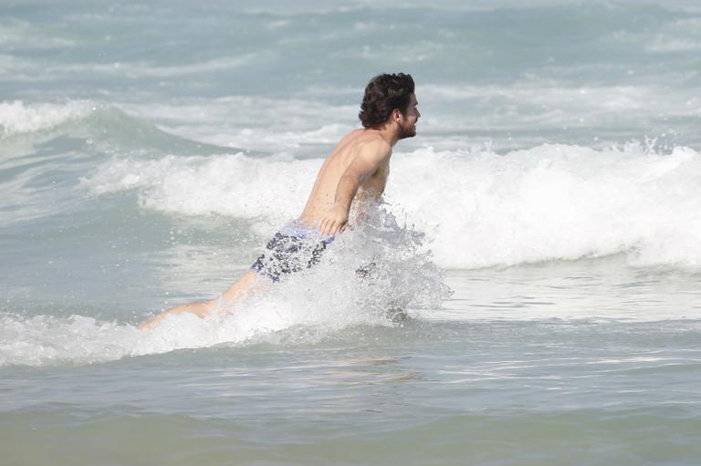 Após a gravação, Marco Pigossi tomou um banho de mar no Leblon