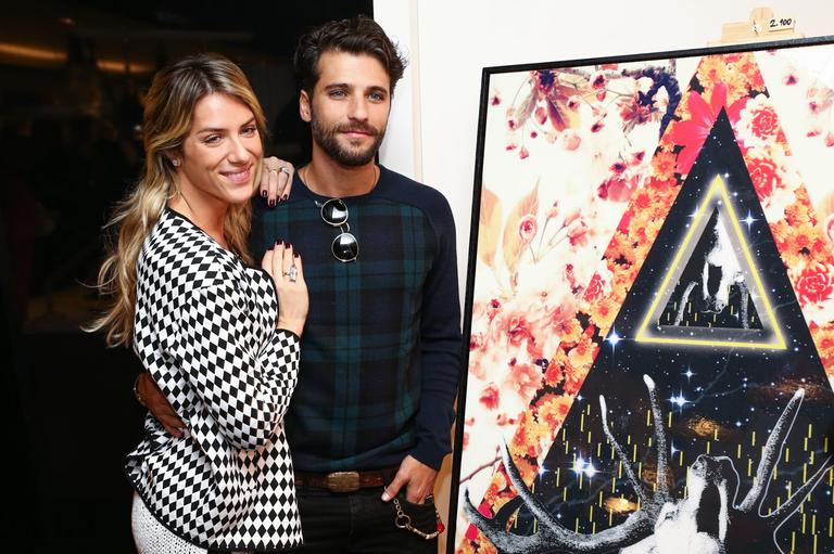 bBruno Gagliasso e Giovanna Ewbank prestigiam exposição do irmão da atriz, Gian Luca