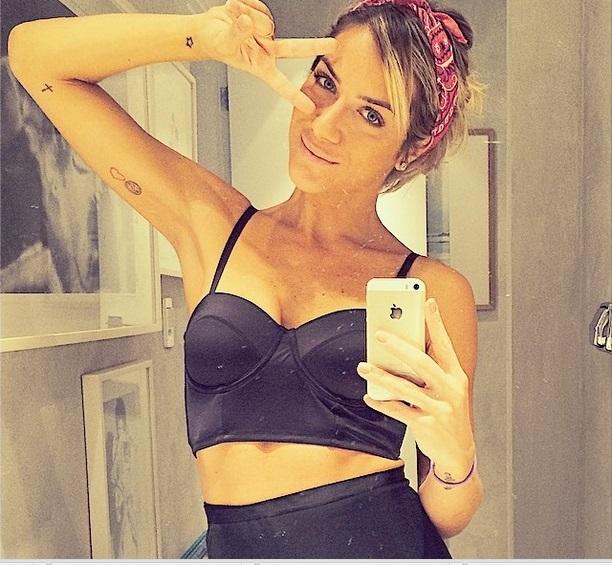 30 famosas, como Ísis Valverde, que exibem suas barrigas saradas no Instagram