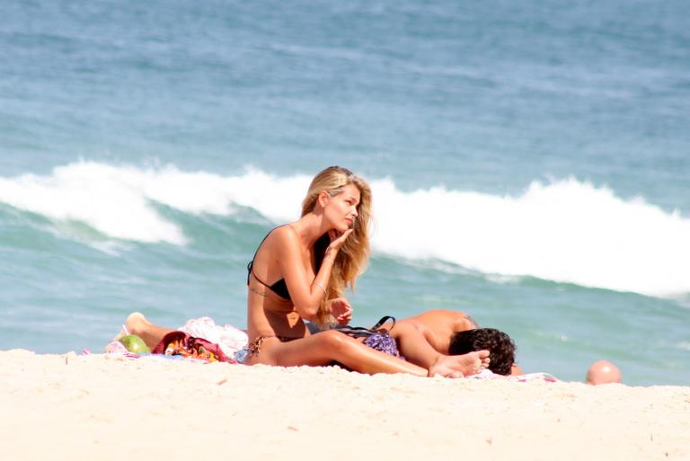 Yasmin Brunet e Evandro Soldati curtem dia de sol na praia