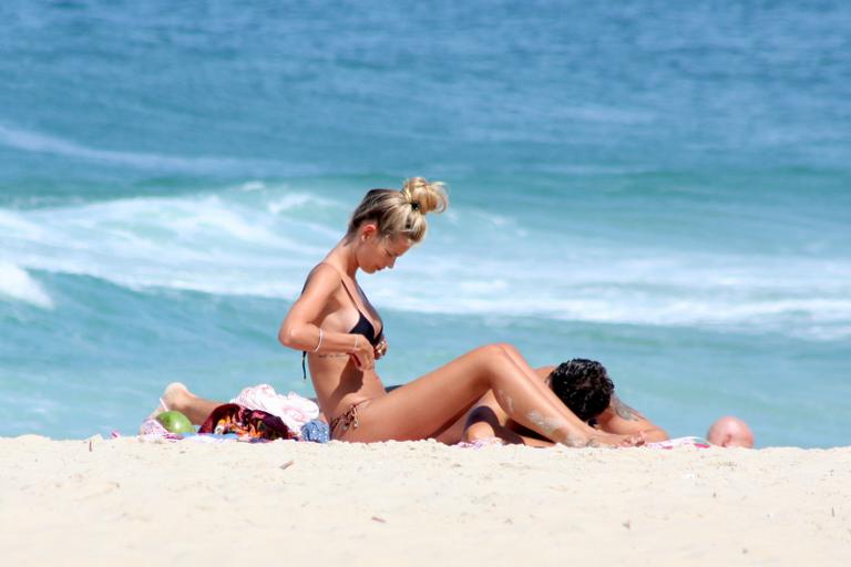 Yasmin Brunet e Evandro Soldati curtem dia de sol na praia