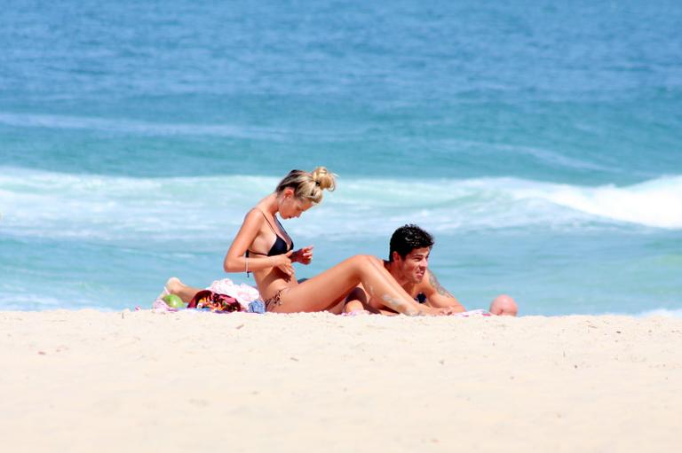 Yasmin Brunet e Evandro Soldati curtem dia de sol na praia