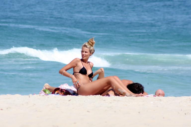 Yasmin Brunet e Evandro Soldati curtem dia de sol na praia