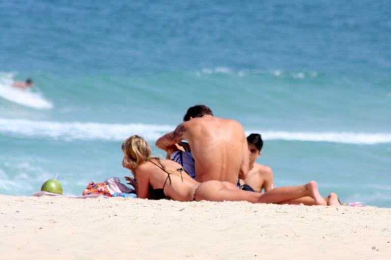 Yasmin Brunet e Evandro Soldati curtem dia de sol na praia