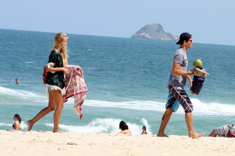 Yasmin Brunet e Evandro Soldati curtem dia de sol na praia