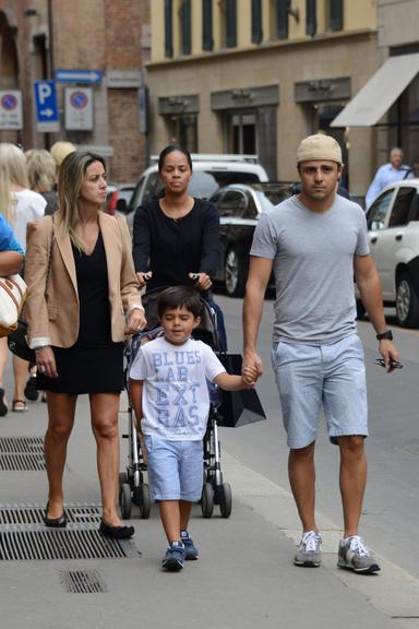 Felipe Massa passeia com a família em Milão, na Itália