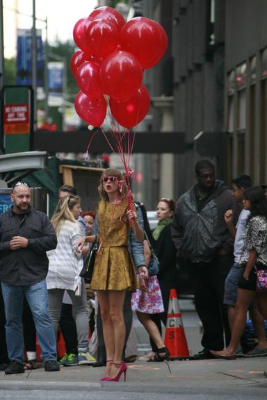 Taylor Swift passeia com balões vermelhos em Nova York