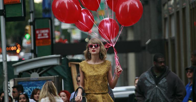 Taylor Swift passeia com balões vermelhos em Nova York