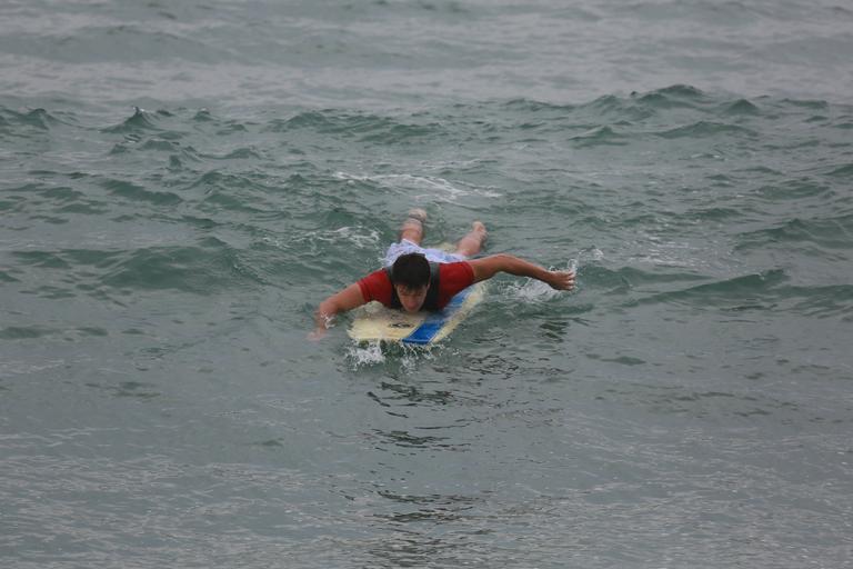 Rodrigo Faro surfa na praia da Macumba no Rio de Janeiro