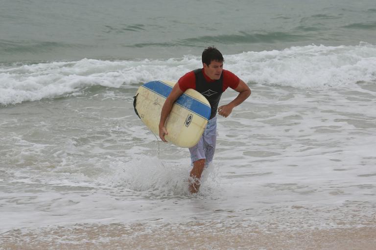 Rodrigo Faro surfa na praia da Macumba no Rio de Janeiro