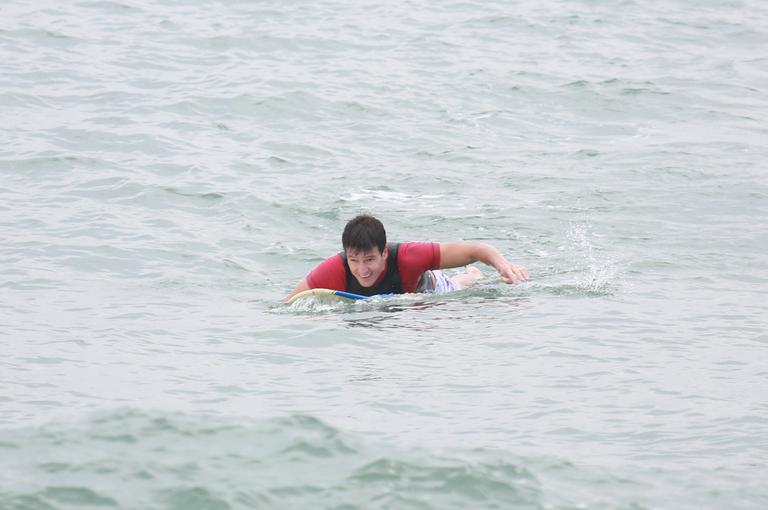 Rodrigo Faro surfa na praia da Macumba no Rio de Janeiro