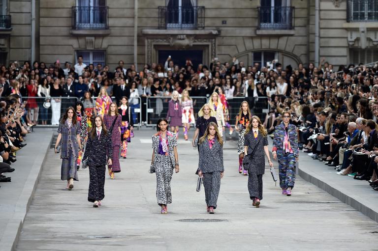 Modelos lideradas por Cara Delevingne e Karl Lagerfeld participam do desfile da Chanel em Paris