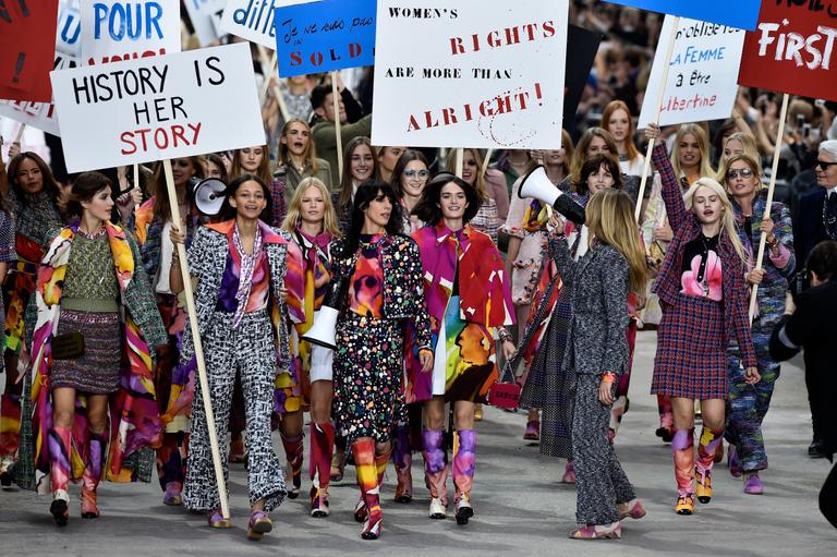 Modelos lideradas por Cara Delevingne e Karl Lagerfeld participam do desfile da Chanel em Paris