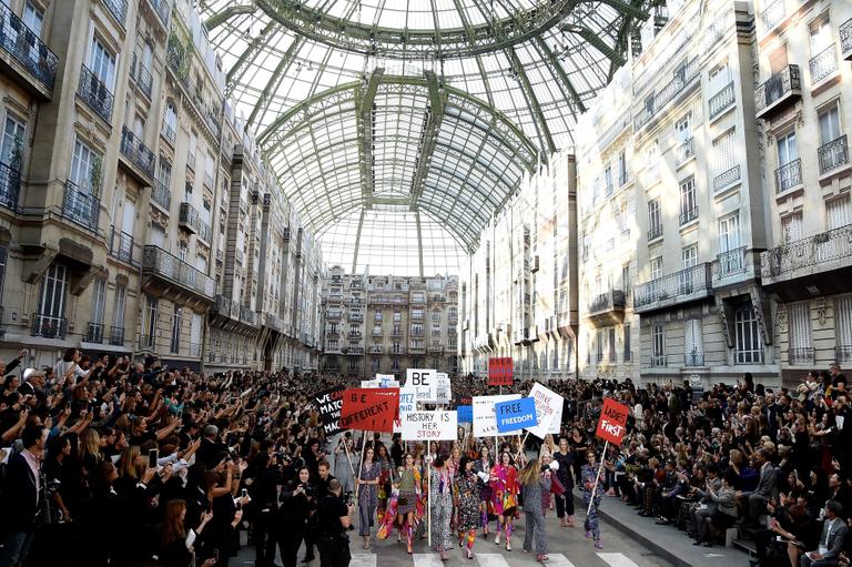 Modelos lideradas por Cara Delevingne e Karl Lagerfeld participam do desfile da Chanel em Paris