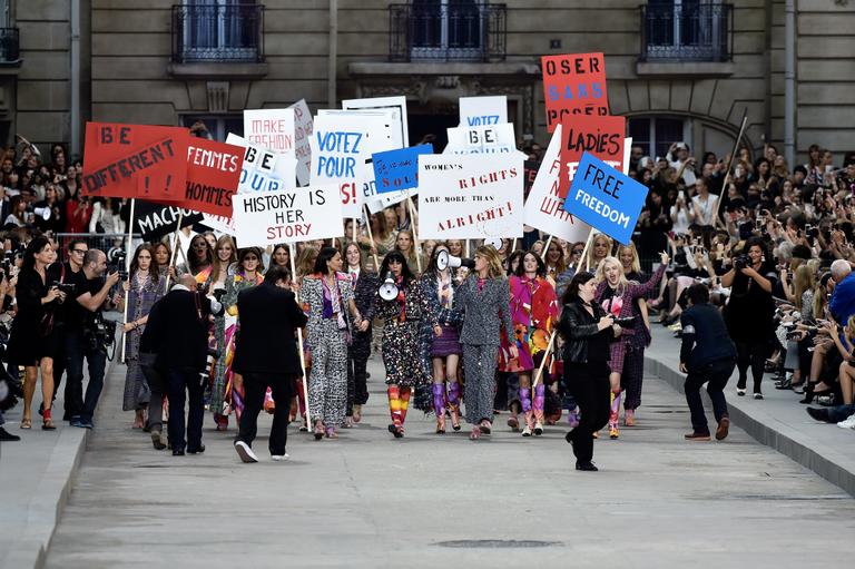 Modelos lideradas por Cara Delevingne e Karl Lagerfeld participam do desfile da Chanel em Paris