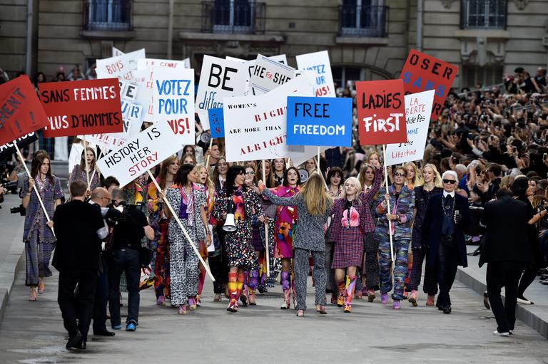 Modelos lideradas por Cara Delevingne e Karl Lagerfeld participam do desfile da Chanel em Paris