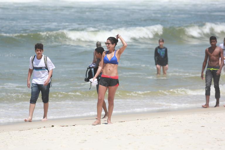 Grazi Massafera pratica exercícios e depois relaxa em praia no Rio