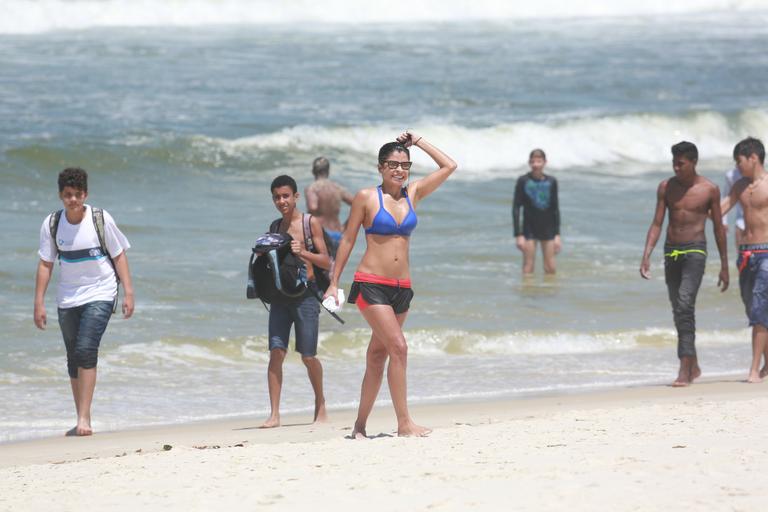 Grazi Massafera pratica exercícios e depois relaxa em praia no Rio