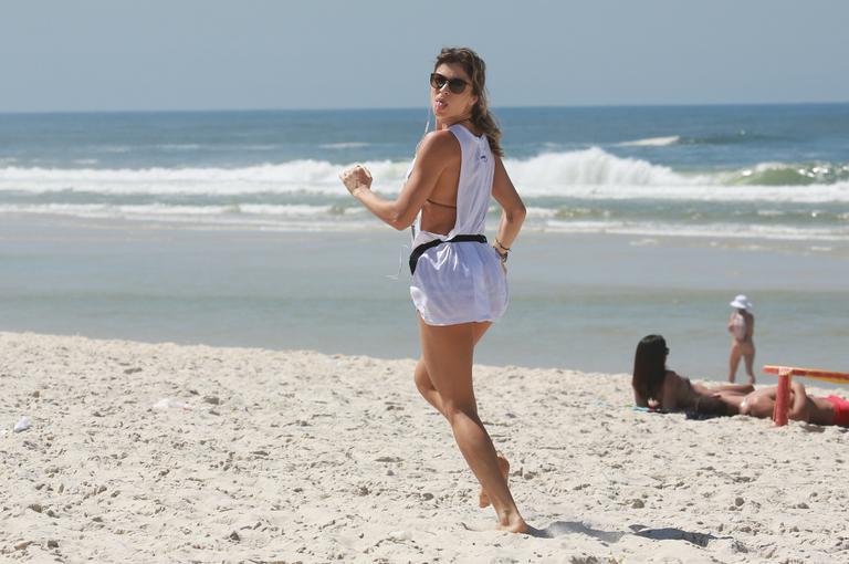 Grazi Massafera pratica exercícios e depois relaxa em praia no Rio