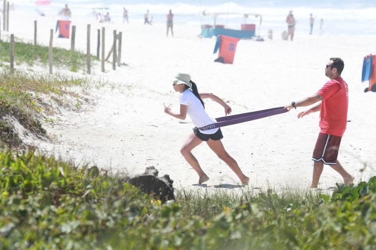 Grazi Massafera pratica exercícios e depois relaxa em praia no Rio