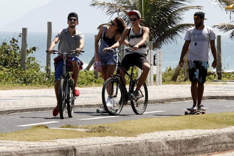 Bruna Marquezine anda de skate com amigos na orla de praia no Rio