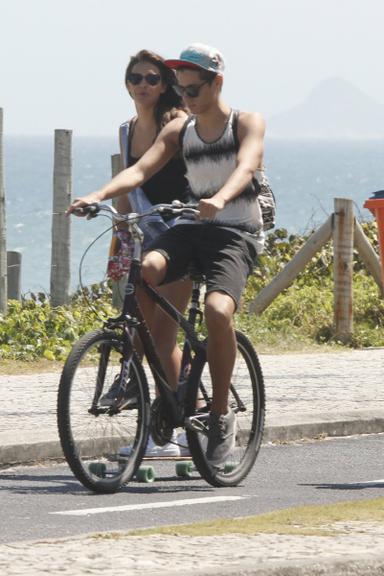 Bruna Marquezine anda de skate com amigos na orla de praia no Rio