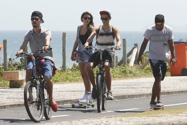 Bruna Marquezine anda de skate com amigos na orla de praia no Rio