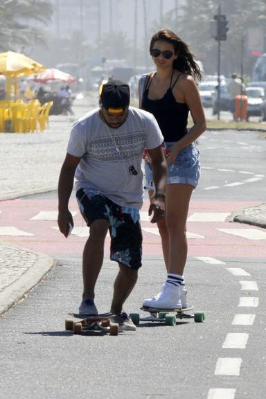 Bruna Marquezine anda de skate com amigos na orla de praia no Rio