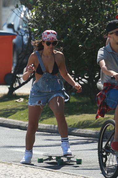 Bruna Marquezine anda de skate com amigos no Rio