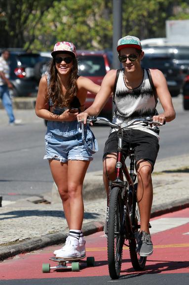 Bruna Marquezine anda de skate com amigos no Rio