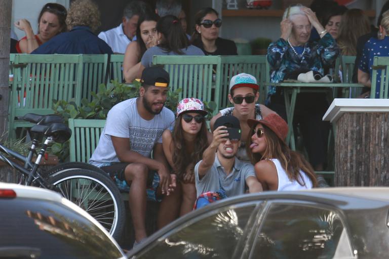 Bruna Marquezine anda de skate com amigos no Rio