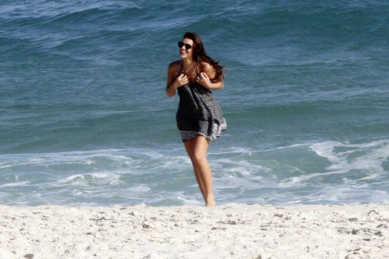 Bruna Marquezine curte final de tarde à beira mar com amigos