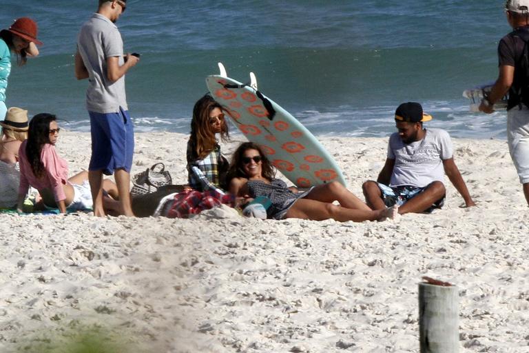 Bruna Marquezine curte final de tarde à beira mar com amigos