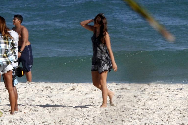 Bruna Marquezine curte final de tarde à beira mar com amigos