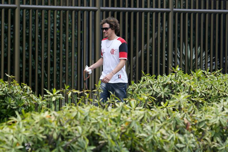 Felipe Dylon passeia com o cachorro no Rio de Janeiro