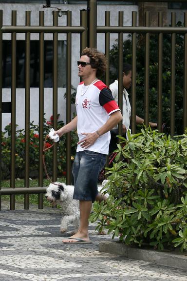 Felipe Dylon passeia com o cachorro no Rio de Janeiro