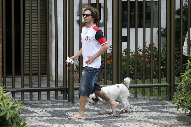 Felipe Dylon passeia com o cachorro no Rio de Janeiro