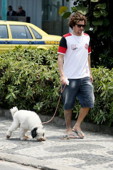 Felipe Dylon passeia com o cachorro no Rio de Janeiro