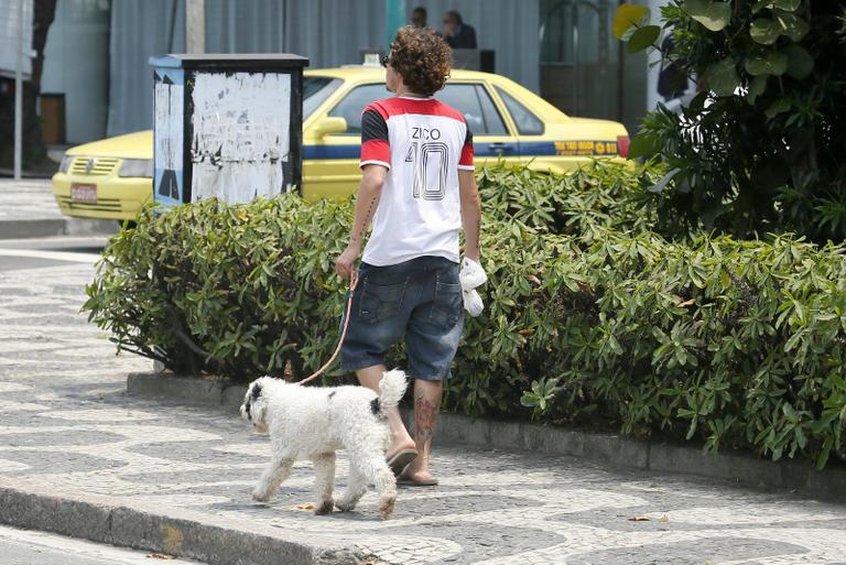 Felipe Dylon passeia com o cachorro no Rio de Janeiro